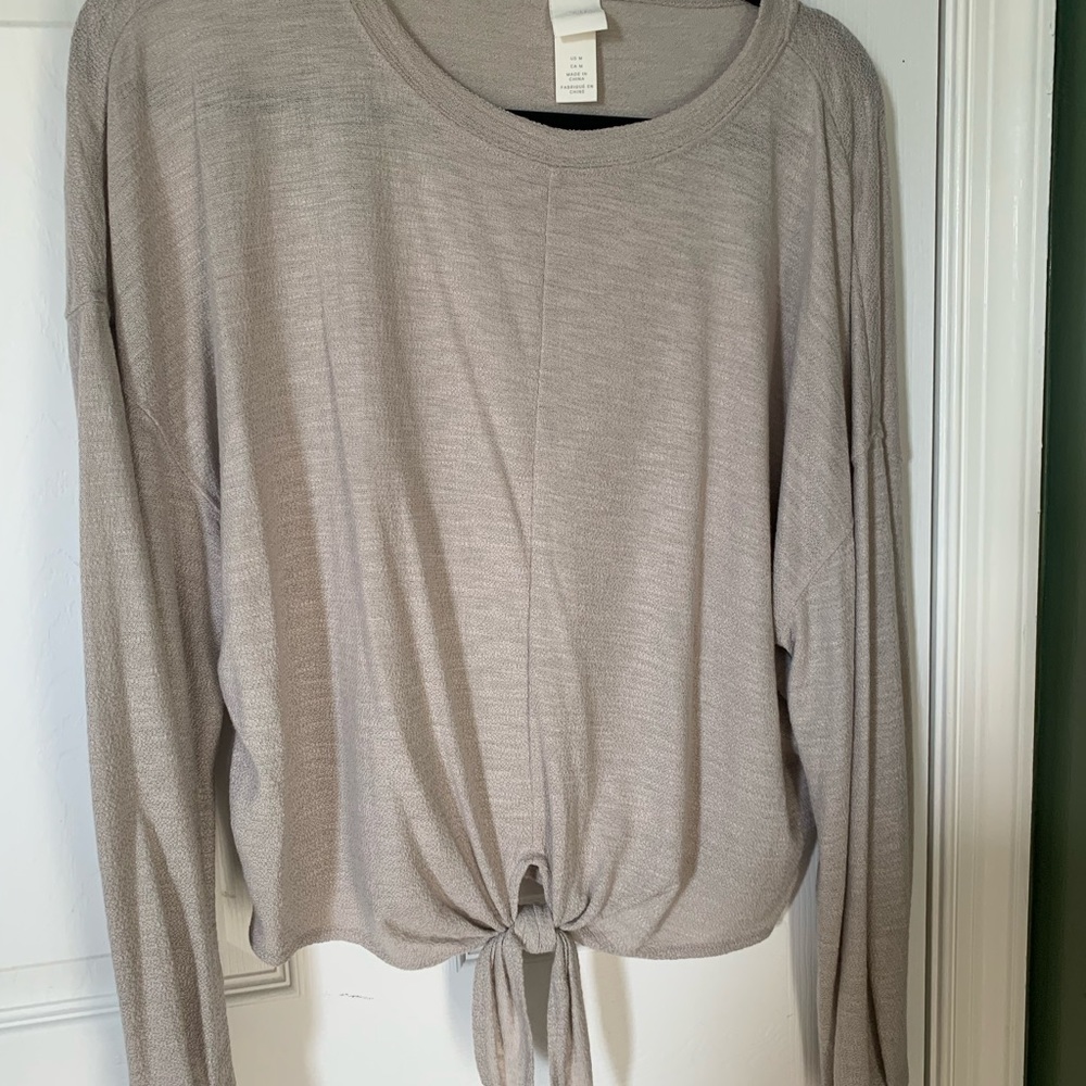 Gray H&M women’s shirt